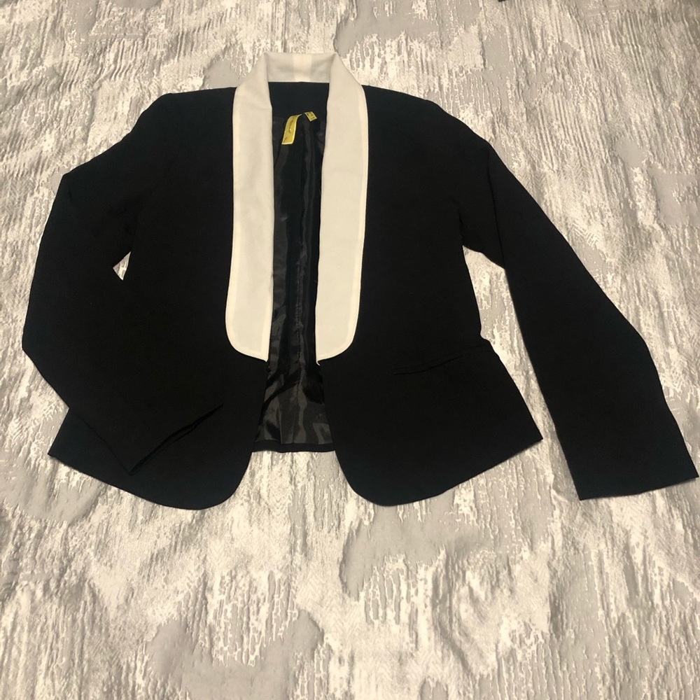 🎀 Black Blazer with Off White Accent
